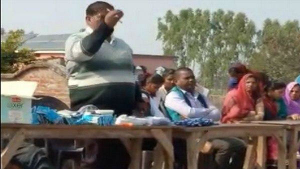 কীভাবে নকল করতে হবে পরীক্ষার্থীদের বলে দিয়ে গ্রেফতার স্কুল আধিকারিক কীভাবে নকল করতে হবে পরীক্ষার্থীদের বলে দিয়ে গ্রেফতার স্কুল আধিকারিক