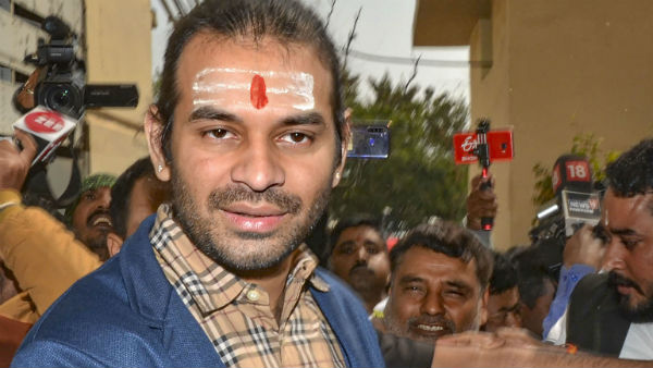 শিবরাত্রিতে বাঁশি বাজিয়ে সকলকে মুগ্ধ করলেন লালুপুত্র, ভাইরাল ভিডিও শিবরাত্রিতে বাঁশি বাজিয়ে সকলকে মুগ্ধ করলেন লালুপুত্র, ভাইরাল ভিডিও