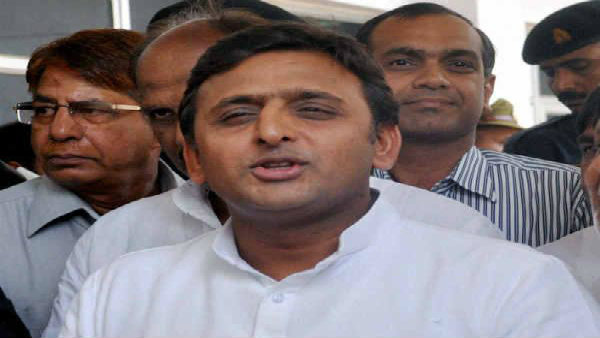 হস্তরেখাবিদের শরণে অখিলেশ