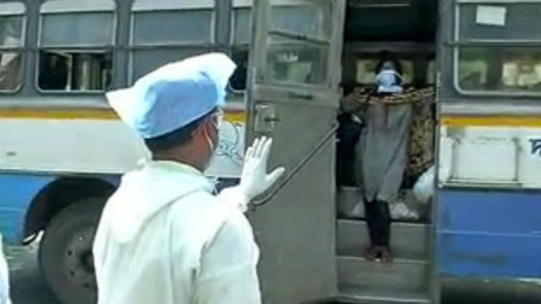আসানসোল থেকে সকালে রওনা হয় বাসটি