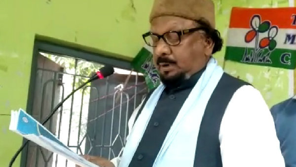 দলীয় কর্মসূচিতে উপস্থিত হয়ে সংবিধান পাঠ তৃণমূল মন্ত্রী করিম চৌধুরীর দলীয় কর্মসূচিতে উপস্থিত হয়ে সংবিধান পাঠ তৃণমূল মন্ত্রী করিম চৌধুরীর