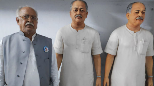 শিল্পীর সামনে বসে মূর্তি তৈরি