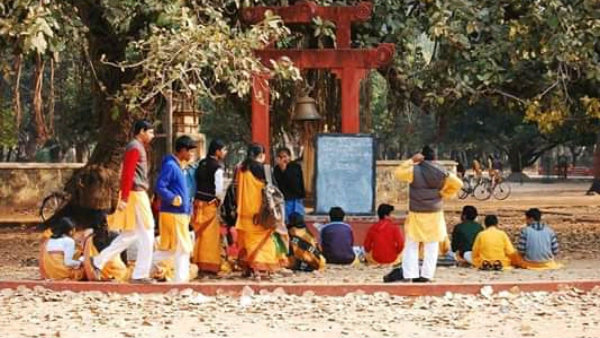 শান্তিনিকেতনে বন্ধ বসন্তোৎসব, মন খারাপ পড়ুয়া থেকে দোকানি, পর্যটকদের শান্তিনিকেতনে বন্ধ বসন্তোৎসব, মন খারাপ পড়ুয়া থেকে দোকানি, পর্যটকদের