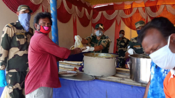 সীমান্তে আটকে থাকা ট্রাকচালক- খালাসীদের পাশে সীমান্তরক্ষী বাহিনী সীমান্তে আটকে থাকা ট্রাকচালক- খালাসীদের পাশে সীমান্তরক্ষী বাহিনী