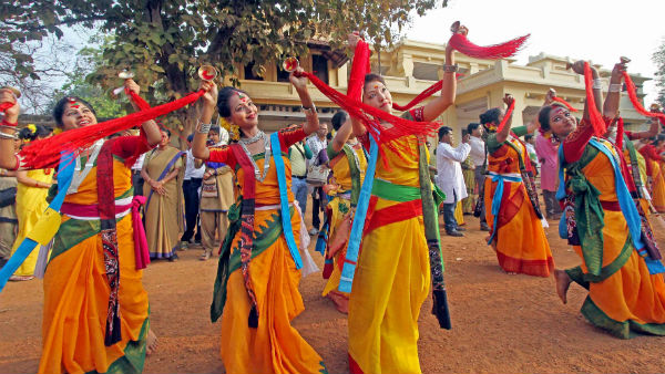 রবীন্দ্রভারতীর বসন্তোৎসবে বিকৃত সংস্কৃতি, তরুণীদের খোলা পিঠে আবিরে লেখা অশ্লীলতা রবীন্দ্রভারতীর বসন্তোৎসবে বিকৃত সংস্কৃতি, তরুণীদের খোলা পিঠে আবিরে লেখা অশ্লীলতা