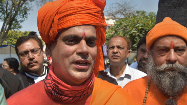 করোনা ভাইরাসকে ঠেকাতে এবার ‘গো-মূত্র পার্টির’ পরিকল্পনা হিন্দু মহাসভার করোনা ভাইরাসকে ঠেকাতে এবার ‘গো-মূত্র পার্টির’ পরিকল্পনা হিন্দু মহাসভার