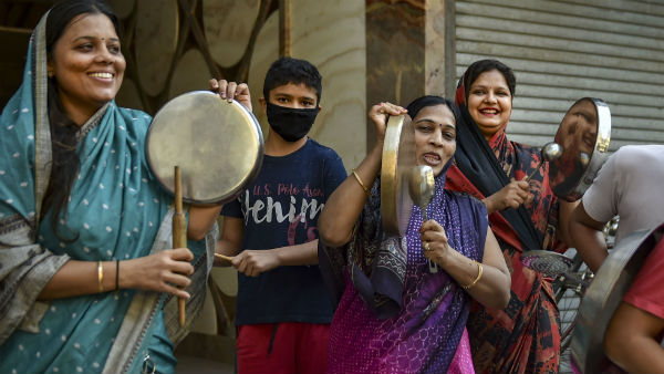 হাত তালি দিয়ে ধন্যবাদ ভারতে