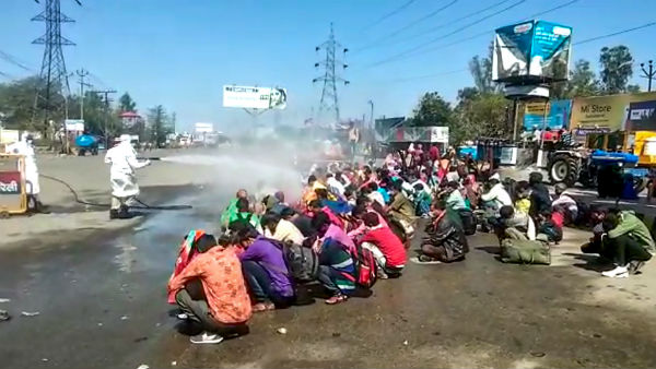 অভিবাসী শ্রমিকদের উপ জীবানুনাশক ছড়ানোর ভিডিও ভাইরাল সোশ্যাল মিডিয়ায়
