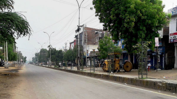 শ্রমিকরা রাস্তায় নামায় পরিস্থিতি উত্তেজনাপূর্ণ