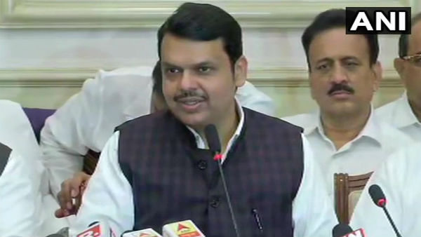 ফড়নবীশের বিরুদ্ধে প্রতারণা ও জালিয়াতির মামলা