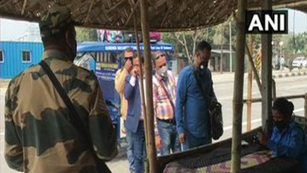 করোনা থেকে রাজ্যকে বাঁচাতে ফুলবাড়ি সীমান্তে কড়াকড়ি করোনা থেকে রাজ্যকে বাঁচাতে ফুলবাড়ি সীমান্তে কড়াকড়ি
