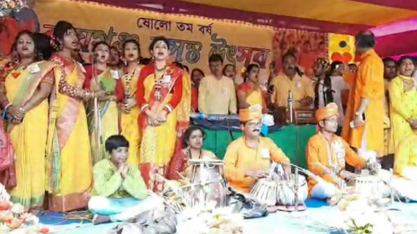 হলুদ শাড়িতে দোলের মধুর মিলন, রায়গঞ্জ মেতে বসন্ত উৎসবে হলুদ শাড়িতে দোলের মধুর মিলন, রায়গঞ্জ মেতে বসন্ত উৎসবে