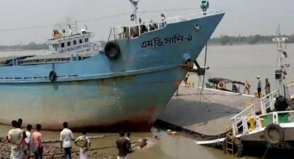 মাঝ গঙ্গায় জাহাজ ডুবি ক্ষতিগ্রস্থ বহু মাঝ গঙ্গায় জাহাজ ডুবি ক্ষতিগ্রস্থ বহু