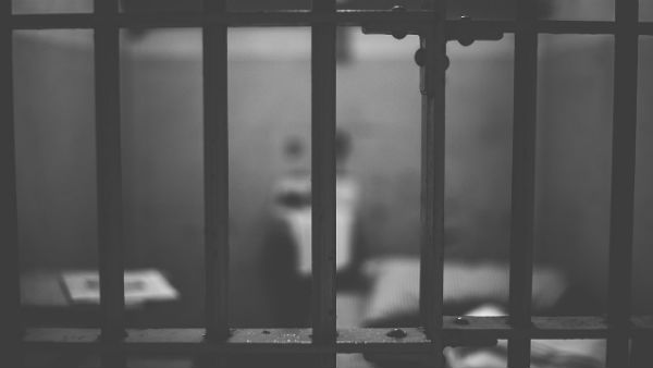 কয়েক হাজার বন্দিকে প্যারোলে মুক্তি