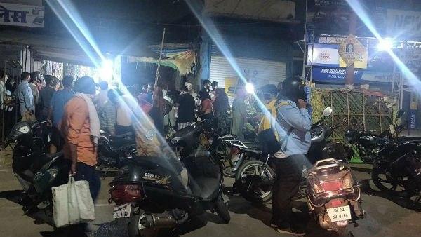 মোদী ২১ দিনের লকডাউন ঘোষণা করতেই হুড়মুডিয়ে লোকজন রাস্তায় মোদী ২১ দিনের লকডাউন ঘোষণা করতেই হুড়মুডিয়ে লোকজন রাস্তায়