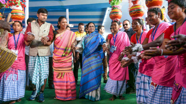 ভোট দখলে মরিয়া লড়াই, দশ হাজার আদিবাসী মেয়ের বিয়ে দেবে রাজ্য সরকার, ঘোষণা মমতার ভোট দখলে মরিয়া লড়াই, দশ হাজার আদিবাসী মেয়ের বিয়ে দেবে রাজ্য সরকার, ঘোষণা মমতার