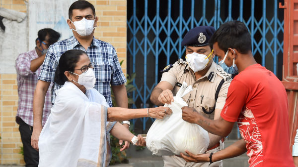 রাস্তায় নেমে লক্ষ্মণরেখার মধ্যেই দুস্থদের পাশে দাঁড়ালেন মমতা, খাদ্যসামগ্রী বিলি লকডাউনে রাস্তায় নেমে লক্ষ্মণরেখার মধ্যেই দুস্থদের পাশে দাঁড়ালেন মমতা, খাদ্যসামগ্রী বিলি লকডাউনে