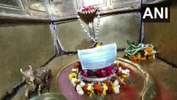 করোনা ভাইরাস আতঙ্ক, মারণ রোগ থেকে রক্ষা করতে দেবতাকেও পরানো হল মাস্ক করোনা ভাইরাস আতঙ্ক, মারণ রোগ থেকে রক্ষা করতে দেবতাকেও পরানো হল মাস্ক