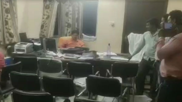 কেশপুরে সরকারি অফিসে রঙীন মজলিস, ছুটল মদের ফোয়ারা কেশপুরে সরকারি অফিসে রঙীন মজলিস, ছুটল মদের ফোয়ারা