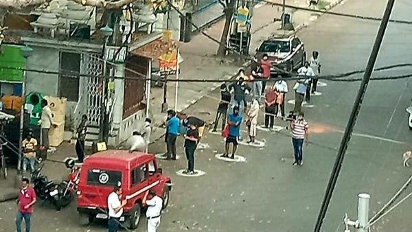 চক হাতে পুলিশ