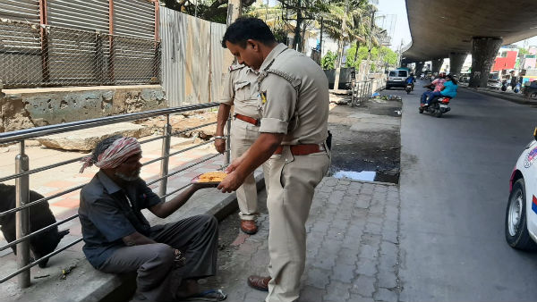 করোনা আতঙ্কের মধ্যেই বেঙ্গালুরু শহরে পুলিশের মানবিক কাজে মুগ্ধ নেটিজেনরা করোনা আতঙ্কের মধ্যেই বেঙ্গালুরু শহরে পুলিশের মানবিক কাজে মুগ্ধ নেটিজেনরা