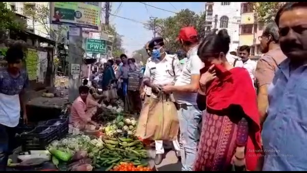 লকডাউনের আগে কালোবাজারি নিয়ে প্রশাসনের নজরদারি লকডাউনের আগে কালোবাজারি নিয়ে প্রশাসনের নজরদারি