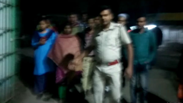 পুলিশের তৎপরতায় জম্মু-কাশ্মীরের নিষিদ্ধ পল্লী থেকে বধূ ফিরল বাড়িতে পুলিশের তৎপরতায় জম্মু-কাশ্মীরের নিষিদ্ধ পল্লী থেকে বধূ ফিরল বাড়িতে