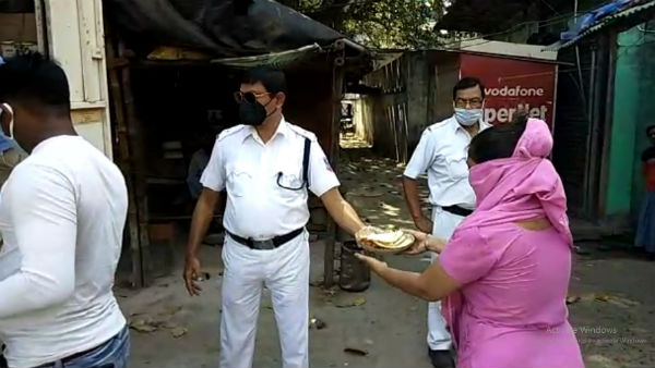 করোনা আতঙ্কে বিধাননগর পুলিশের উদ্যোগে খুশি এলাকাবাসী করোনা আতঙ্কে বিধাননগর পুলিশের উদ্যোগে খুশি এলাকাবাসী