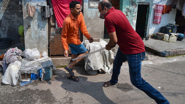 পুলিশ ব্যস্ত বাজার রাস্তার ভিড় সরাতে়