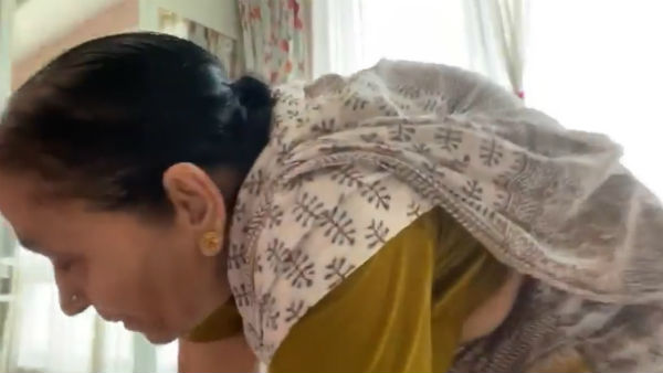 মা–বোন ঘর গোচ্ছাছেন