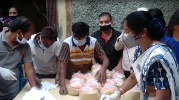 সোনাগাছির যৌনকর্মীদের ত্রাণ সামগ্রী বিলি মন্ত্রী শশী পাঁজার সোনাগাছির যৌনকর্মীদের ত্রাণ সামগ্রী বিলি মন্ত্রী শশী পাঁজার