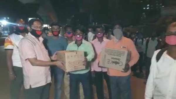 শ্রমিকদের পাশে স্থানীয় রাজনৈতিক নেতৃত্ব