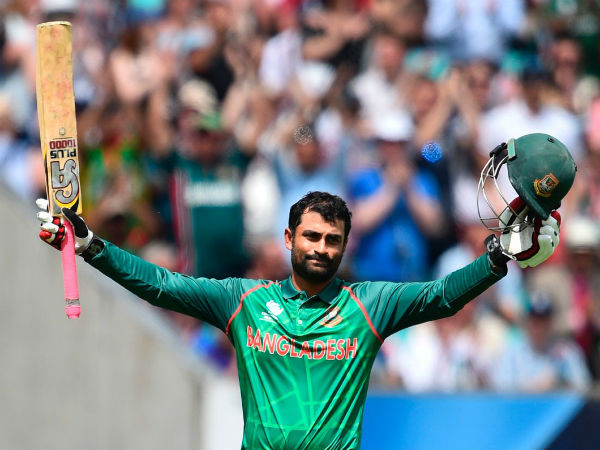পাশে ক্রিকেটাররা