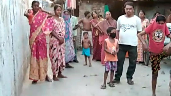 ত্রাণ না পেয়ে কার্যত অনাহারে দিন কাটাচ্ছে বসিরহাট এলাকার কিছু মানুষ ত্রাণ না পেয়ে কার্যত অনাহারে দিন কাটাচ্ছে বসিরহাট এলাকার কিছু মানুষ