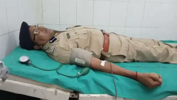 রক্তের সংকট মেটাতে রক্ত দিলেন পুলিশ সুপার রক্তের সংকট মেটাতে রক্ত দিলেন পুলিশ সুপার