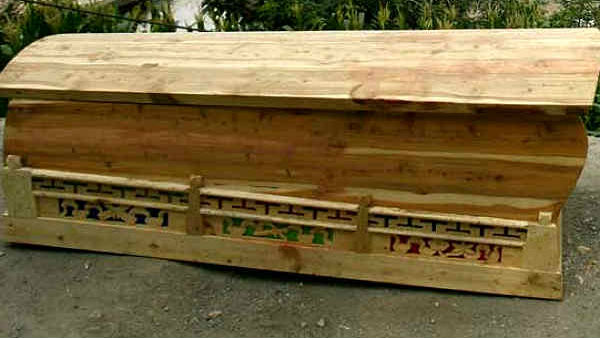 প্রতিদিন ১ ঘন্টা করে বেশি কাজে ৪০ টি বাড়তি কফিন তৈরি হচ্ছে