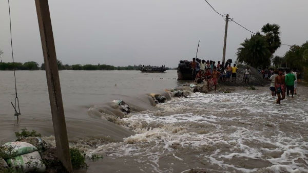 পূর্ণিমার কোটালে ইছামতি ও বিদ্যাধরী নদী বাঁধ ভেঙে প্লাবিত বিস্তীর্ণ অঞ্চল পূর্ণিমার কোটালে ইছামতি ও বিদ্যাধরী নদী বাঁধ ভেঙে প্লাবিত বিস্তীর্ণ অঞ্চল