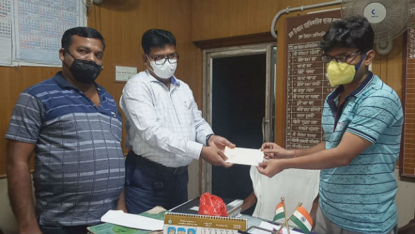 ব্যবসার জন্য সঞ্চিত ১৫ লক্ষ টাকা করোনা তহবিলে দান বসিরহাটের সমাজসেবির ব্যবসার জন্য সঞ্চিত ১৫ লক্ষ টাকা করোনা তহবিলে দান বসিরহাটের সমাজসেবির