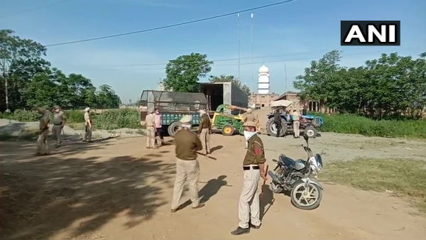 পুলিশ অফিসারের হাত কেটে দেওয়া হল!