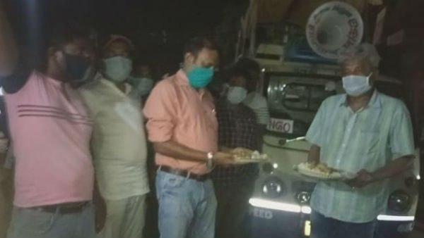 করোনায় লকডাউনের মধ্যে অভিনব কর্মসূচি, খাবার তুলে দিতে উদ্যোগ করোনায় লকডাউনের মধ্যে অভিনব কর্মসূচি, খাবার তুলে দিতে উদ্যোগ