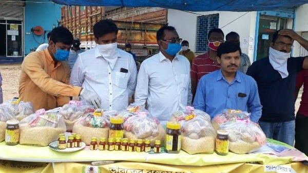 করোনায় কর্মহীন শ্রমিক পরিবারের পাশে মৌ পালকরা করোনায় কর্মহীন শ্রমিক পরিবারের পাশে মৌ পালকরা