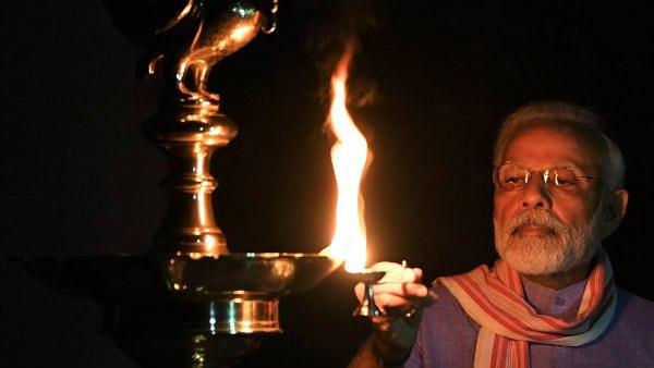 প্রদীপ জ্বালালেন প্রধানমন্ত্রী