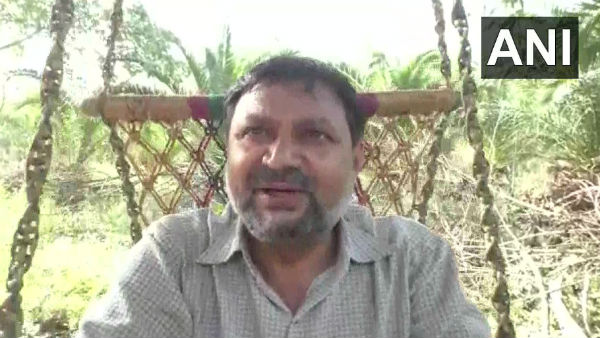 গাড়িতে অস্থায়ী বাড়ি তৈরি করেন এই চিকিৎসক