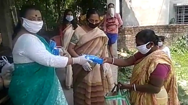 দেশজুড়ে লকডাউন, নববর্ষে বসিরহাটের ২০০ মহিলাকে স্যানিটারি ন্যাপকিন দান দেশজুড়ে লকডাউন, নববর্ষে বসিরহাটের ২০০ মহিলাকে স্যানিটারি ন্যাপকিন দান