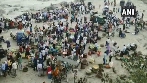 লকডাউনের মাঝেই পাটনার সবজি বাজারে ব্যাপক ভীড় লকডাউনের মাঝেই পাটনার সবজি বাজারে ব্যাপক ভীড়