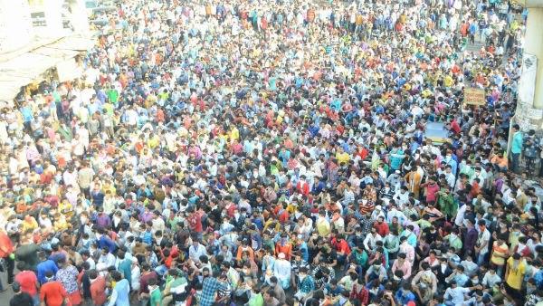 বান্দ্রায় পরিযায়ী শ্রমিকদের জমায়েত