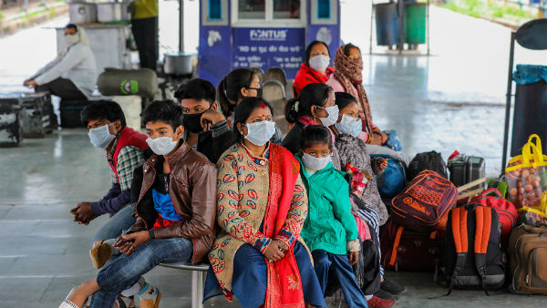 সামাজিক দূরত্ব বজায় রেখেই দুস্থদের পেট ভরাচ্ছে আইআরসিটিসি