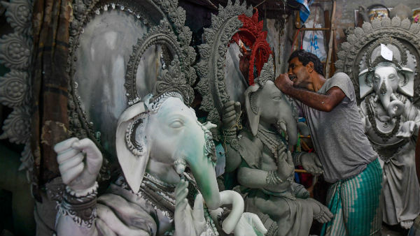 রুটি-রুজি হারিয়ে দুশ্চিন্তায় মৃৎশিল্পীরা