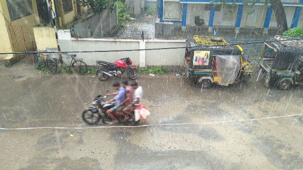 ঝড়-বৃষ্টির সম্ভাবনা তৈরি হয়েছে বাংলার আকাশে