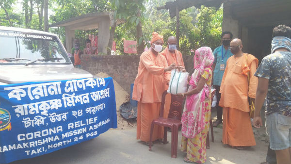 করোনা ত্রান বন্টনে অবহেলিত ঝুপরিবাসী পাশে রামকৃষ্ণ মঠ ও মিশন করোনা ত্রান বন্টনে অবহেলিত ঝুপরিবাসী পাশে রামকৃষ্ণ মঠ ও মিশন
